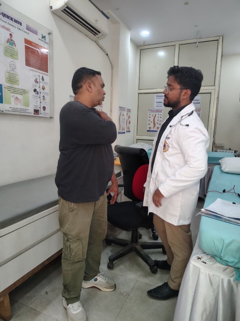 Dr. Neeraj working with a patient inside Flexiphy Physiotherapy Centre
